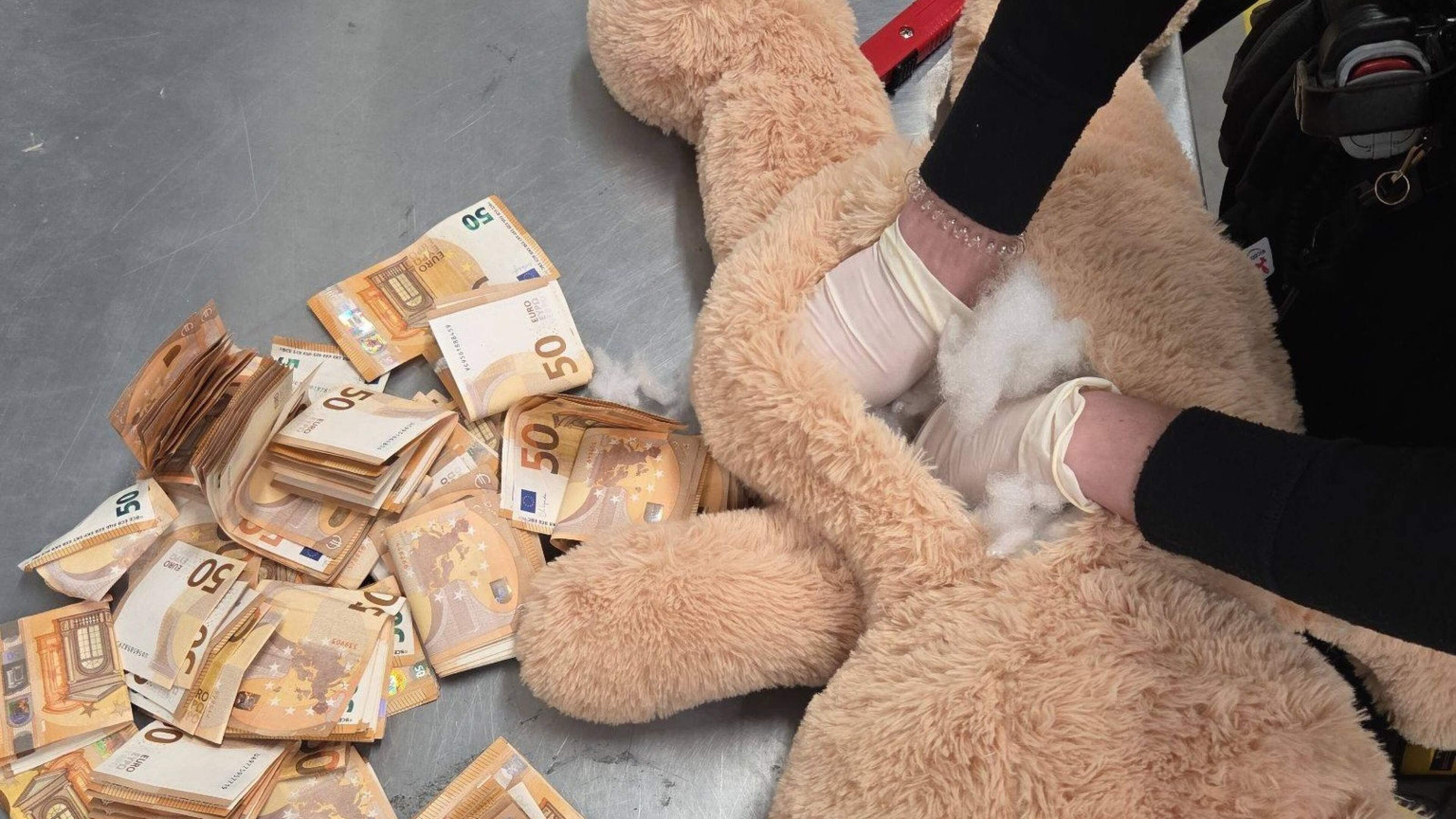 Teddybeer gevuld met 50.000 euro ingenomen bij postsorteercentrum in Limburg